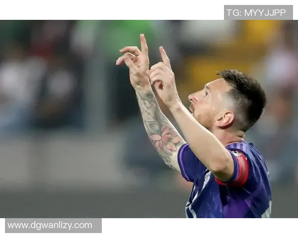 足球明星独特手势揭秘视频展现球场魅力与个性风采