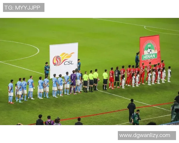 足球明星两边铲技艺展示引发热议球迷热情高涨赛场精彩瞬间回顾