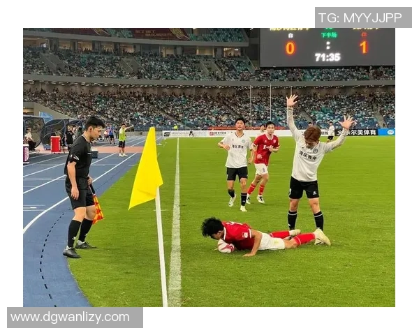 足球明星纳兰德的精彩瞬间与赛场风采全景展示